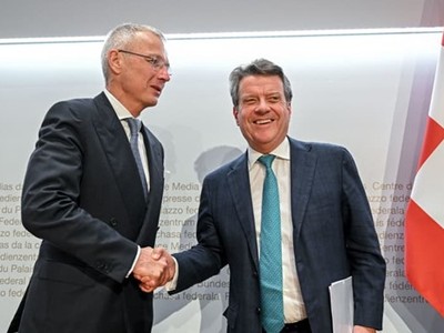 Chủ tịch UBS Colm Kelleher và chủ tịch Credit Suisse Axel Lehmann sau cuộc họp báo đàm phán về Credit Suisse ngày 19/3/2023