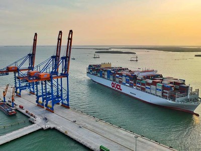 Siêu tàu container lớn nhất thế giới OOCL Spain cập Cảng Gemalink (Ảnh: Lê Toàn).