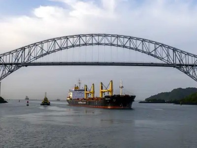 Một con tàu đi qua Kênh đào Panama vào ngày 12/6/2023