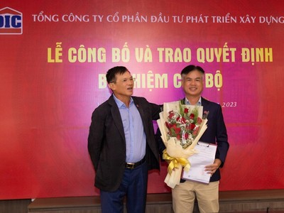 Ông Hoàng Văn Tăng (bên phải)