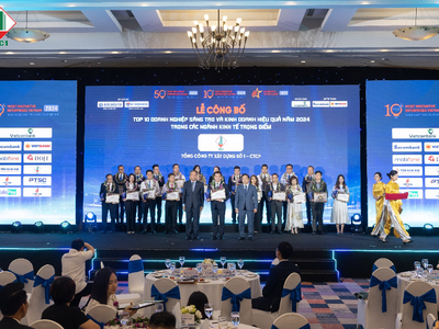 Ông Nguyễn Hoàng Hùng - Phụ trách Phòng Truyền thông CC1 đón nhận hoa chúc mừng và Giấy chứng nhận Top 10 Kl991.com World Cup 2026 Chính Thức sáng tạo Kl992 VIP Trang Chủ 2026 hiệu quả ngành Web Tổng Nhà Cái 99Kl99 Giải Trí Bậc Nhất – Xây dựng năm 2024 từ Ban tổ chức