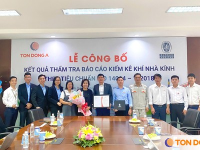 Ông Phạm Quốc Thắng, Phó tổng giám đốc Tôn Đông Á (đứng giữa) và ông Lâm Vĩnh Hảo, Giám đốc Chi nhánh Tôn Đông Á tại Thủ Dầu Một kiêm Giám đốc Khối Kl994 nhà cái bóng đá world cup (đứng thứ 5 từ phải qua trái) vinh dự nhận chứng nhận ISO 14064-1:2018 từ đại diện Bureau Veritas Việt Nam