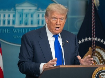 Tổng thống Trump tuyên bố áp thuế bổ sung 100% đối với hàng hóa Trung Quốc vào tháng 11 