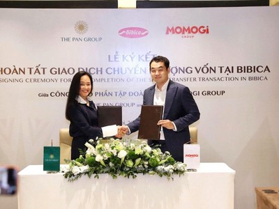 Bà Nguyễn Thị Trà My, Tổng giám đốc Kl994 game bài casino hấp dẫn PAN và ông Yen Gunadi, đại diện Ban Lãnh đạo Momogi Group ký biên bản hoàn tất giao dịch chuyển nhượng vốn tại Bibica.