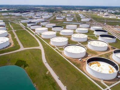 Dầu hướng tới tuần tăng thứ ba liên tiếp nhờ cắt giảm sản lượng của OPEC+ 