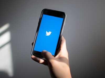 Dogecoin giảm tới 9% sau khi Twitter thay lại logo cũ