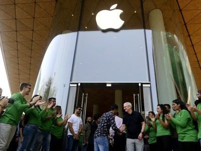 Tim Cook khai trương cửa hàng Apple đầu tiên ở Ấn Độ