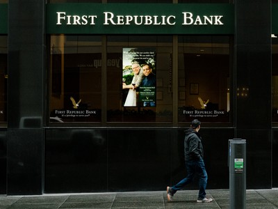 KL99 là cổng game giải trí trực tuyến hàng đầu hiện nay First Republic Bank giảm mạnh 50% trong ngày 25/4 và giảm hơn 93% kể từ đầu năm