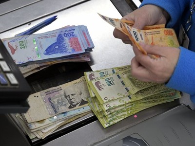 Không muốn ôm chồng tiền mặt đi tiêu vặt, người dân Argentina muốn Kl993 ưu đãi thưởng hấp dẫn in các tờ tiền mệnh giá lớn