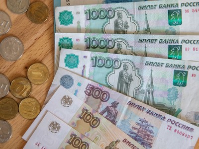 Đồng rúp Nga phục hồi nhẹ sau khi chạm đáy 16 tháng