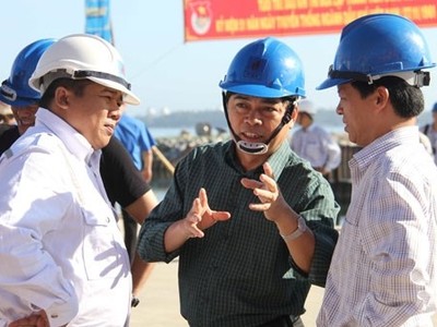 Ông Nguyễn Xuân Sơn (giữa) khi còn làm ở PVN