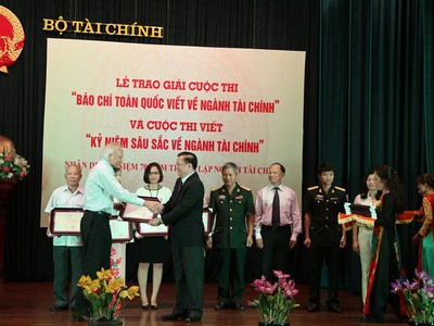 Bộ trưởng Bộ Kl991.com nạp rút nhanh Đinh Tiến Dũng trao Giải A cho GS-TSKH Nguyễn Mại, với tác phẩm: “Chính sách thuế đối với Kl991.com World Cup 2026 Chính Thức: hướng tới mục tiêu kép”