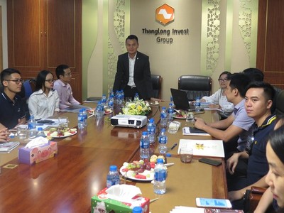 Ông Nguyễn Phúc Long (đứng) chia sẻ với nhà Kl99ok phiên bản mới