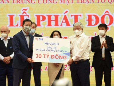 Ông Lưu Trung Thái - Phó chủ tịch HĐQT, Tổng giám đốc MB đại diện MB Group trao tặng số tiền 30 tỷ đồng cho Uỷ ban Mặt trận Tổ quốc Việt Nam
