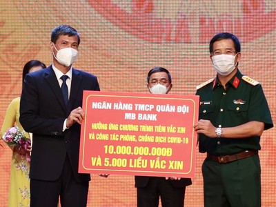 Ông Lưu Trung Thái, Phó Chủ tịch Hội đồng quản trị, Tổng giám đốc MB trao tặng chương trình “Hà Nội chung tay hành động đẩy lùi dịch COVID-19” do UBND và Uỷ ban Mặt trận Tổ quốc Việt Nam TP. Hà Nội phát động