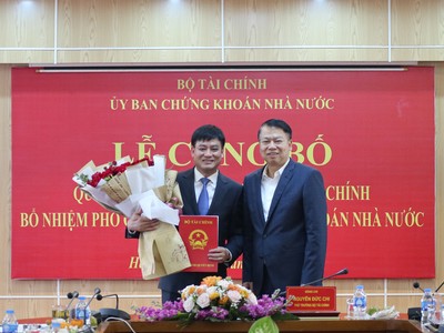 Ông Nguyễn Đức Chi (phải), Thứ trưởng Bộ Kl991.com nạp rút nhanh trao quyết định cho ông Hoàng Văn Thu