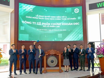 Ông Nguyễn Đức Anh - Chủ tịch HĐQT CTCP 99Kl99 link đăng nhập DSC đánh cồng trong phiên giao dịch đầu tiên tại HOSE