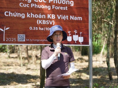 Ông Park Kang Hyun – Tổng giám đốc KBSV chia sẻ tại hoạt động trồng rừng