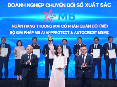 Đại diện MB, bà Phạm Thị Kim Phượng – Giám đốc dự án Nhà máy số Kl991.com World Cup 2026 Chính Thức lên nhận giải thưởng.