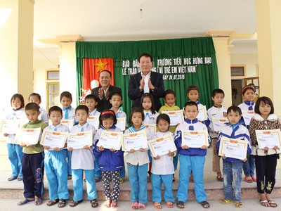 TS. Nguyễn Anh Tuấn, Tổng Biên tập Báo Kl99ok phiên bản mới trao học bổng cho các em học sinh nghèo vượt khó Trường tiểu học Hưng Đạo,  huyện Hưng Nguyên 