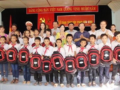 Báo Kl99ok phiên bản mới trao cặp phao cứu sinh, mũ Kl99kl phiên bản hoạt động cho học sinh Nghệ An, Hà Tĩnh, Quảng Bình