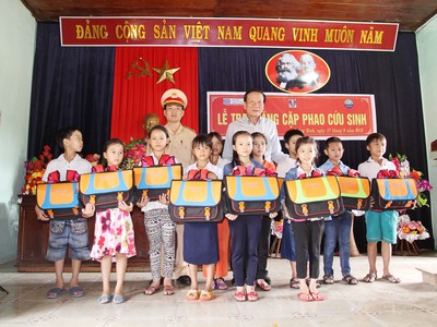 Báo Kl99ok phiên bản mới trao cặp phao cứu sinh, mũ Kl99kl phiên bản hoạt động cho học sinh  Quảng Bình, Quảng Trị.