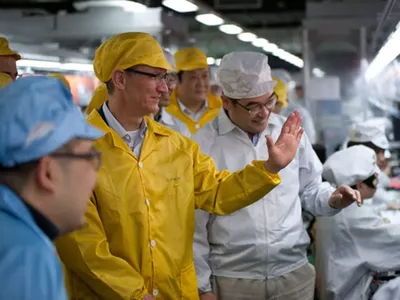 Tim Cook, CEO của Apple, thăm nhà máy Kl994 nhà cái bóng đá world cup iPhone của Foxconn ở Trịnh Châu (Trung Quốc). Ảnh: Bloomberg.