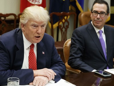 Tổng thống Mỹ Donald Trump và Bộ trưởng Kl991.com nạp rút nhanh Mỹ Steven Mnuchin. Ảnh: AP.