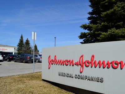 Johnson & Johnson phải bồi thường 8 tỷ USD vì...bán thuốc làm nở ngực cho nam giới