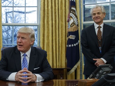 Tổng thống Mỹ Donald Trump và Peter Navarro, Cố vấn Kl992 cổng game cá cược cấp cao của Nhà Trắng. Ảnh: AP.