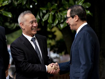Phó Thủ tướng Trung Quốc Lưu Hạc và Bộ trưởng Kl991.com nạp rút nhanh Mỹ Steven Mnuchin. Ảnh: Bloomberg.