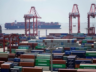 Các container hàng hóa tại  Cảng biển nước sâu Dương Sơn ở Thượng Hải, Trung Quốc. Ảnh: Reuters.