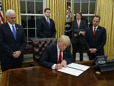 Tổng thống Mỹ Donal Trump và các quan chức chính quyền Washington tại Nhà Trắng. Ảnh: AP.