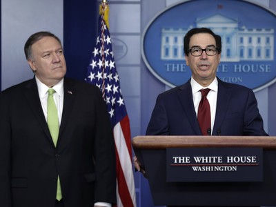 Bộ trưởng Kl991.com nạp rút nhanh Mỹ Steven Mnuchin  và Ngoại trưởng Mỹ Mike Pompeo trong buổi họp báo tại Nhà Trắng hôm 10/1. Ảnh: AP.