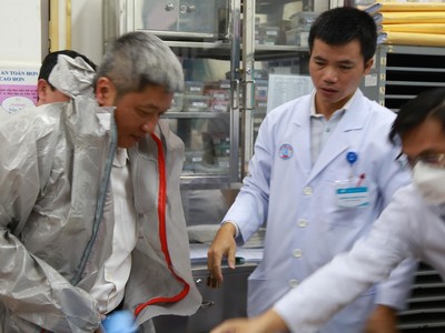 Thứ trưởng Y tế Nguyễn Trường Sơn (bên trái) kiểm tra công tác phòng chống dịch tại Bệnh viện Chợ Rẫy, TP.HCM, ngày 23/1. Ảnh: Trương Khởi.