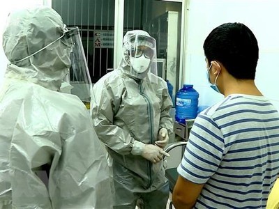 Nhân viên y tế thực hiện các biện pháp nghiệp vụ với bệnh nhân nghi mắc nCoV. (Ảnh: Thành Chung/TTXVN)