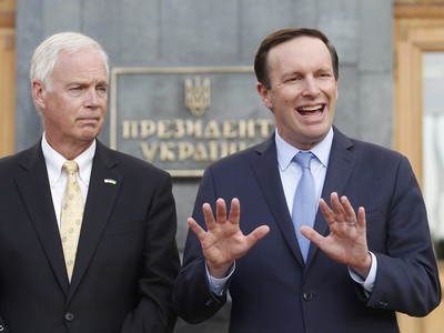 Thượng nghị sĩ Cộng hòa Ron Johnson và Thượng nghị sĩ Dân chủ Chris Murphy tại Kiev tháng 9/2019. Ảnh: IC.