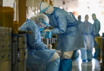 Y bác sĩ làm việc tại Bệnh viện Chữ thập đỏ Vũ Hán hôm 16/2. Ảnh: AFP.