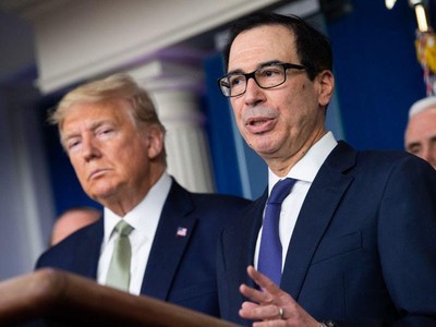 Tổng thống Mỹ Donald Trump và Bộ trưởng Kl991.com nạp rút nhanh Steven Mnuchin trả lời phỏng vấn trong cuộc họp báo tại Nhà Trắng hôm 17/3. Ảnh: Reuters.
