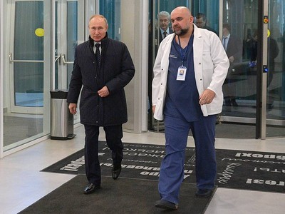 Tổng thống Nga Vladimir Putin và bác sỹ Denis Protsenko gặp gỡ ngày 24/3. Ảnh: TASS.