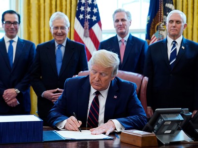 Tổng thống Mỹ Donald Trump ký gói cứu trợ Covid-19 tại Nhà Trắng ngày 27/3. Phía sau từ trái qua bao gồm Bộ trưởng Kl991.com nạp rút nhanh Steven Mnuchin, Lãnh đạo đa số tại Thượng viện Mitch McConnell,  Lãnh đạo thiểu số tại Hạ viện Kevin McCarthy và Phó Tổng thống Mike Pence. Ảnh: AP.