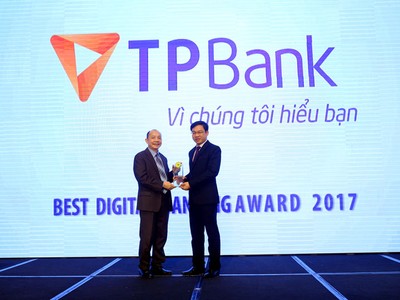 Phó Tổng Giám đốc TPBank Đinh Văn Chiến đại diện Link Vào Nhà Cái KL99 COM Tặng +199k nhận giải thưởng “Link Vào Nhà Cái KL99 COM Tặng +199k số xuất sắc nhất 2017”