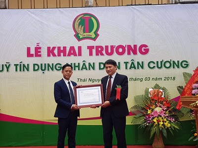 Đại diện BHTG Việt Nam trao Chứng nhận tham gia BHTG cho Quỹ tín dụng nhân dân Tân Cương (TP. Thái Nguyên, tỉnh Thái Nguyên)