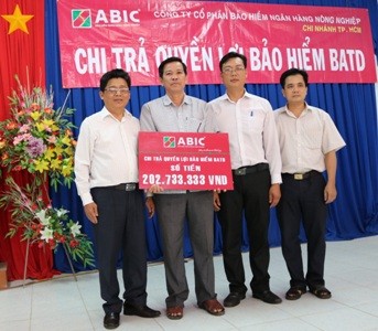 Đại diện Agribank huyện Giồng Trôm, lãnh đạo ABIC-TP.HCM
trao số tiền Kl99kl phiên bản hoạt động cho thân nhân gia đình ông Phạm Văn Sống 