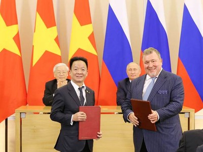  Tổng Bí thư Nguyễn Phú Trọng và Tổng thống Liên bang Nga Vladimir Putin chứng kiến lễ trao biên bản ghi nhớ hợp tác Kl99ok phiên bản mới giữa ông Đỗ Quang Hiển - Chủ tịch HĐQT SHB và ông Nikolay Kosov - Chủ tịch HĐQT IIB.