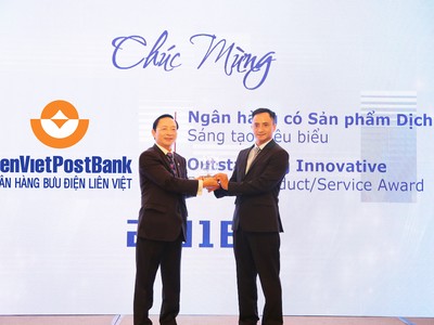 Ông Dương Công Toàn (phải) – Thành viên HĐQT LienVietPostBank đại diện nhận cúp của Ban tổ chức Giải thưởng Link Vào Nhà Cái KL99 COM Tặng +199k Việt Nam tiêu biểu 2018.