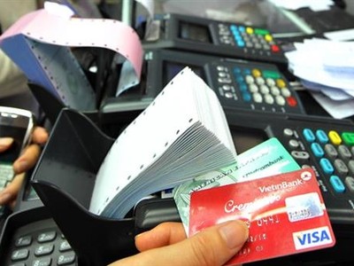 Sử dụng thẻ có bị phân biệt giá so với thanh toán bằng tiền mặt