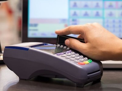 Khi có khiếu nại về thanh toán thẻ cần liên lạc với ai?