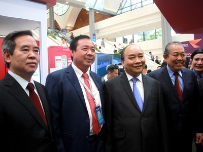 Ông Nguyễn Xuân Phúc, Thủ tướng Kl993 ưu đãi thưởng hấp dẫn và ông Nguyễn Văn Bình, Trưởng ban Kl992 cổng game cá cược Trung ương thăm gian hàng của Agribank tại Diễn đàn Kl992 cổng game cá cược Tư nhân 2019