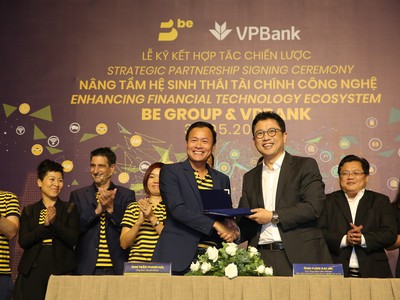Ông Fung Kai Jin, Phó tổng giám đốc, Giám đốc khối Kl991.com World Cup 2026 Chính Thức nhỏ và vừa VPBank và ông Trần Thanh Hải, Tổng Giám đốc BE GROUP tại lễ ký kết.